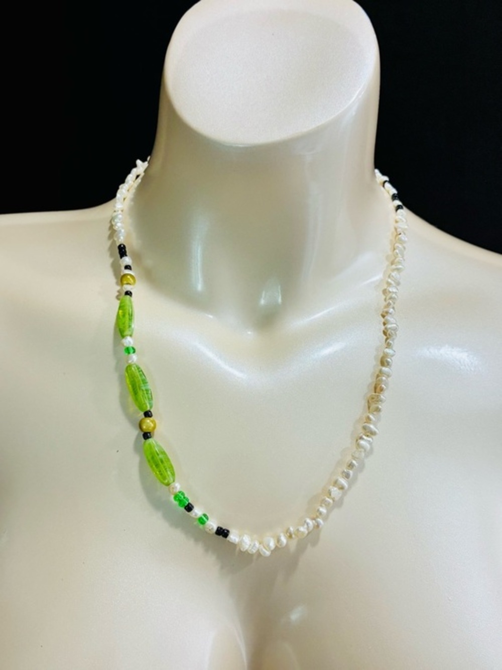 VTG Freshwater Pearl Necklace with Lime Glass Bead Accents Handmade Lightweight